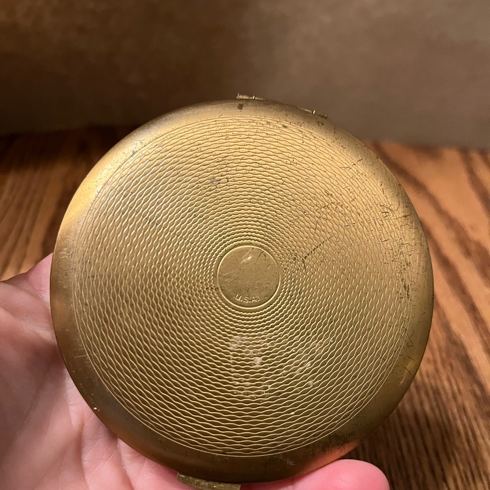 Vintage Zell Fifth Ave Refillable Powder Compact Gold Tone 1950s Powder Compact - Picture 2 of 3